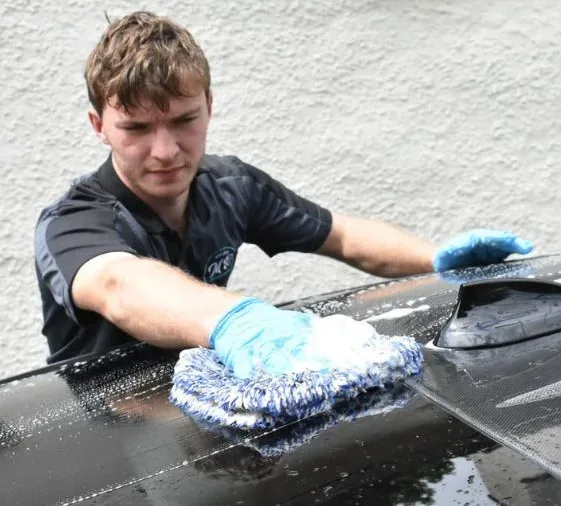 cleaning car handwash